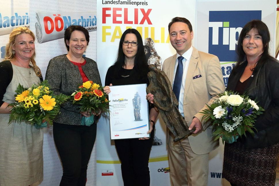Familienreferent LH-Stv. Manfred Haimbuchner mit den Preisträgerinnen des Felix Familia 2017 Familienreferent LH-Stv. Manfred Haimbuchner mit den Preisträgerinnen Alexandra Hager-Wastler (Katholischer Familienverband OÖ), Mag. Helga Krennmair (Elternverein Regenbogen Michaelnbach), Mag. Stefanie Hauft-Kaiserseder (Caritas St. Isidor), Sandra Wohl