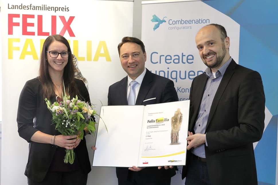 Preisverleihung Felix Familia 2020 Landeshauptmann-Stellvertreter Dr. Manfred Haimbuchner übergibt die Urkunde des Felix Familia 2020