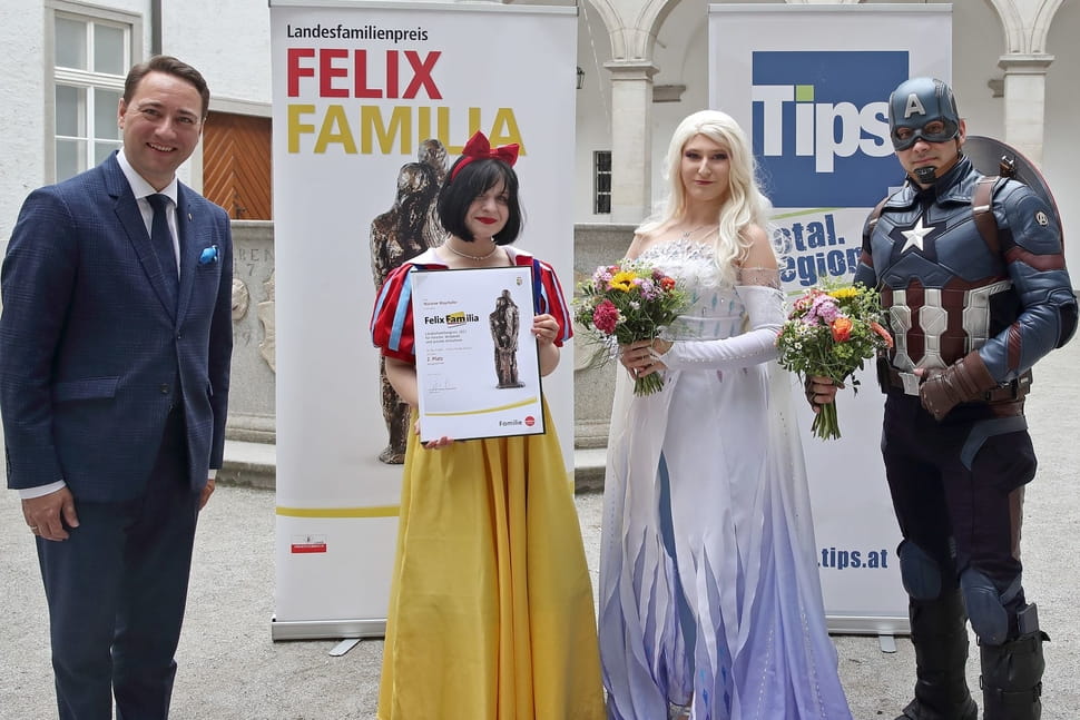Familienreferent LH-Stv. Dr. Manfred Haimbuchner bei der Preisverleihung zum 2. Platz des Felix Familia 2021 für das Projekt „Charity Heroes Austria“ Familienreferent LH-Stv. Dr. Manfred Haimbuchner bei der Preisverleihung zum 2. Platz des Felix Familia 2021 für das Projekt „Charity Heroes Austria“