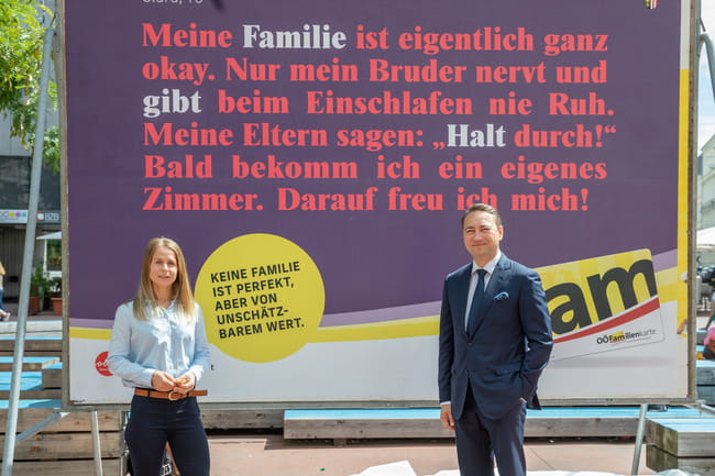 Familienreferent LH-Stv. Dr. Manfred Haimbuchner und Karin Fuchs von der Werbeagentur upart bei der Enthüllung eines Plakatständers für die Familienkampagne 2021 Familienreferent LH-Stv. Dr. Manfred Haimbuchner und Karin Fuchs von der Werbeagentur upart vor einem Plakatständer mit einem Sujet der Familienkampagne