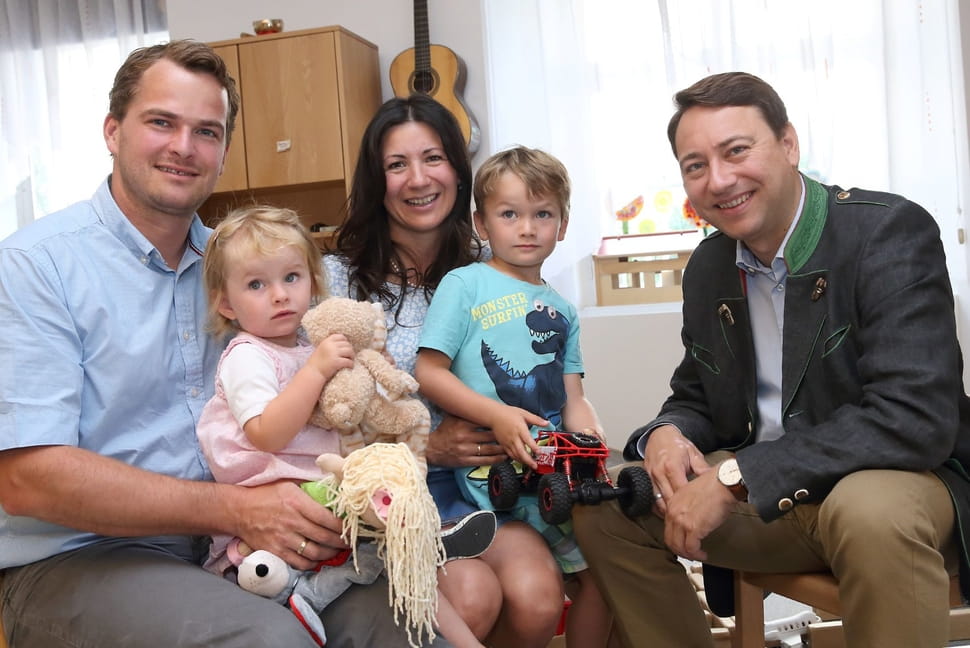 Familienreferent LH-Stv. Dr. Manfred Haimbuchner mit einer Familie Familienreferent LH-Stv. Dr. Manfred Haimbuchner mit einer Familie