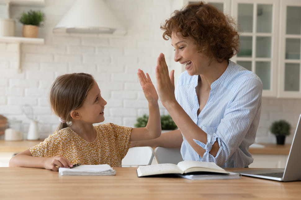 Mädchen und Lehrerin fröhlich beim Nachhilfeunterricht Mädchen und Lehrerin fröhlich beim Nachhilfeunterricht