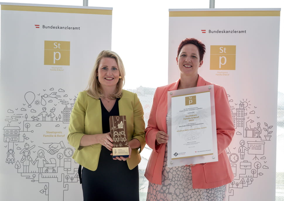 Bundesministerin MMag. Dr. Susanne Raab mit Mag. Julia Stierberger (Klinikum Wels-Grieskirchen GmbH) bei der Staatspreisverleihung Familie & Beruf 2022