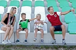 eine Familie im Stadion bei einem Fußballspiel eine Familie im Stadion bei einem Fußballspiel