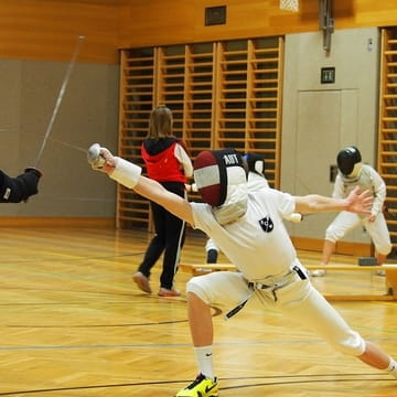 zwei Personen beim Fechttraining