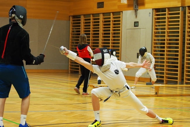 zwei Personen beim Fechttraining