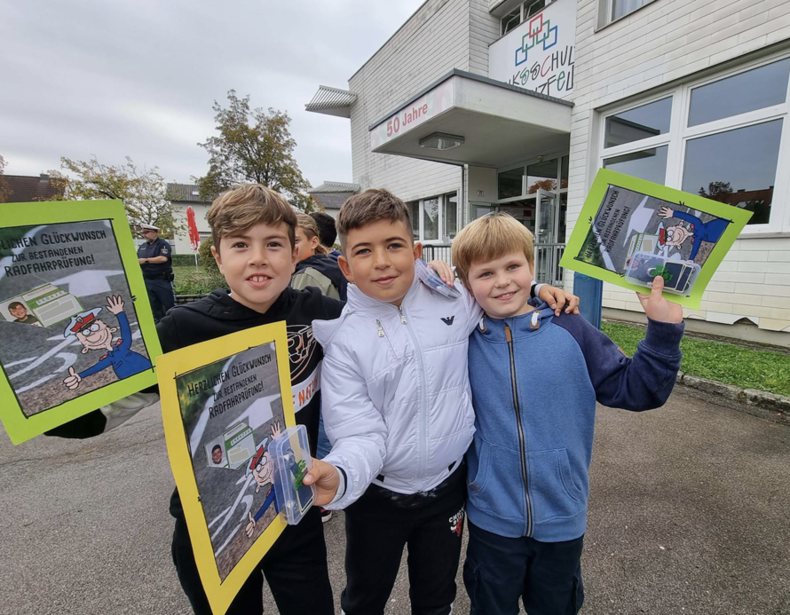 Kids mit Urkunde zur bestandenen Fahrradprüfung und Flickset als Gemeindegeschenk.