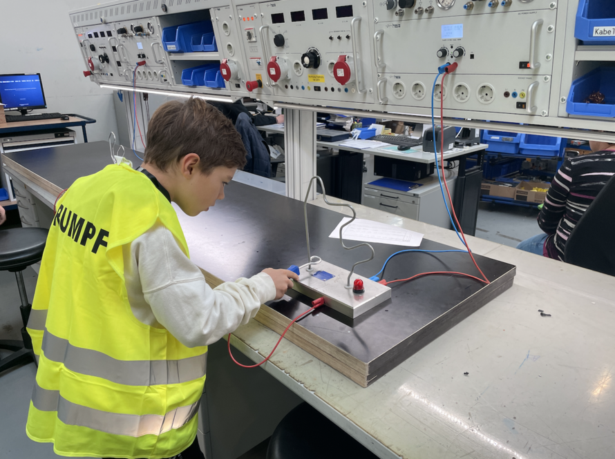 Bei Trumpf kamen die Kids mit Technik in Verbindung und durften ihren eigenen Becher lasergravieren.