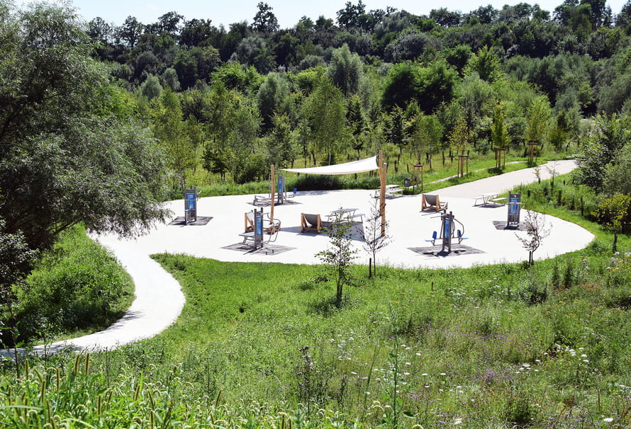 Sportgeräte und Rastplätzen im Generationenpark