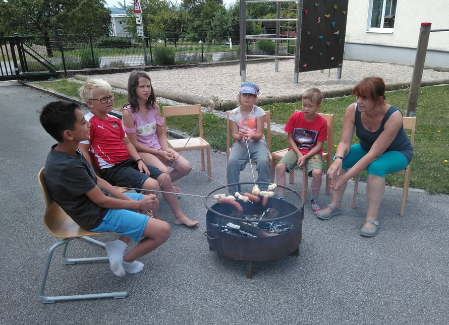 Kinder beim Knacker Grillen