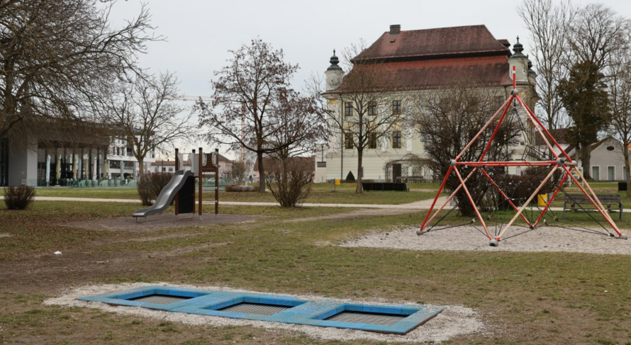 Abenteuerspielplatz, schattenspendende Bäume, Bänke und eine eindrucksvolle Umgebung begeistern alle