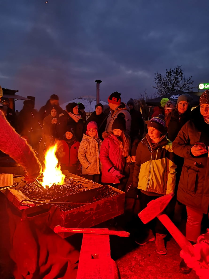 Kinder, die beim Schmieden zuschauen