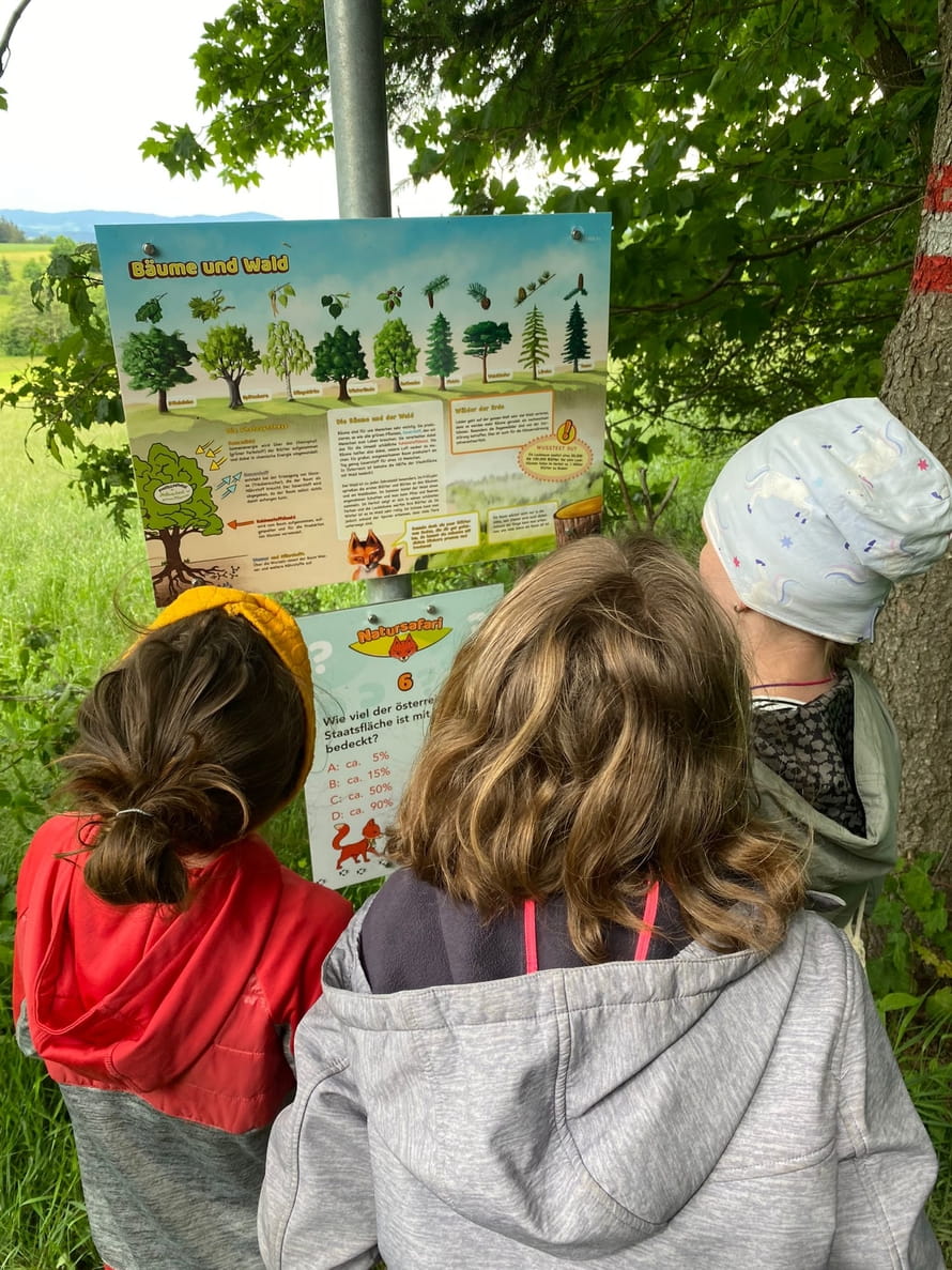 Kinder mit Infotafel