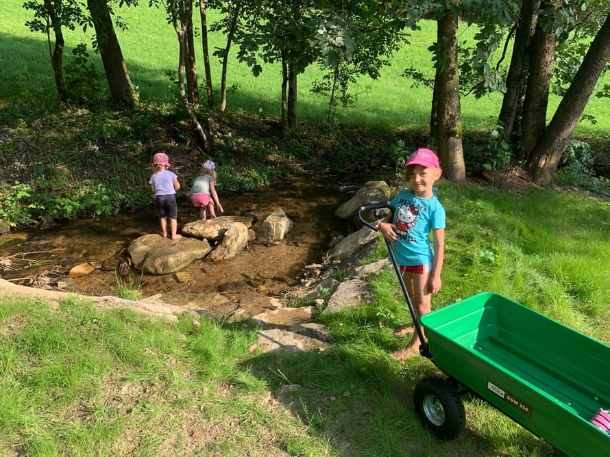 Spielende Kinder in der Natur