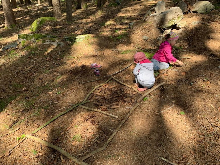 Kinder spielen im Wald