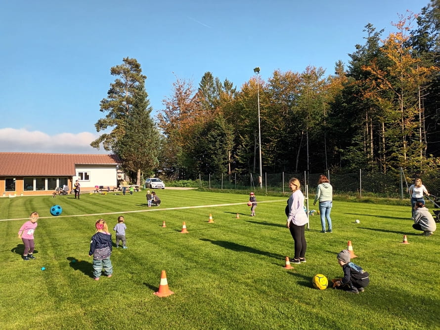 Mini Bambini am Faustballplatz