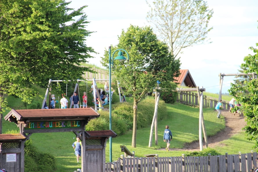 Abwechslungsreicher öffentlicher Spielplatz