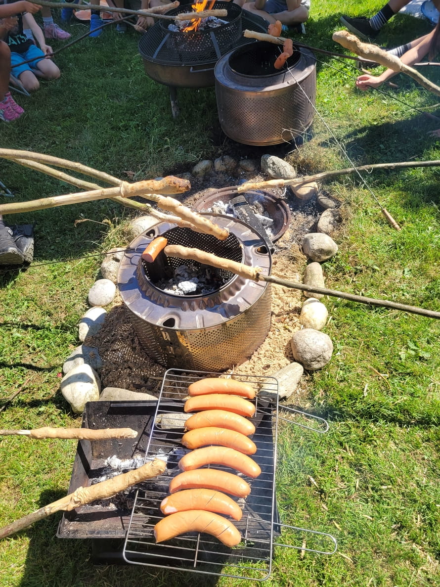 Lagerfeuer an einem Kindergeburtstag (Kind Mitarbeiterin)