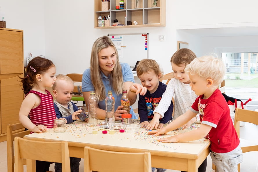 Vergnügt im Kindergarten