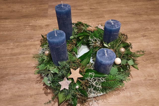 Adventkranz aus Tannenreisig mit dunkel-blauen Kerzen